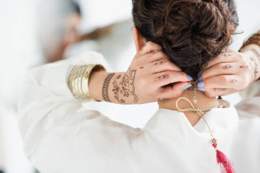 Hintli gelinin kolye takan elleri mehndi 'nin arka görüntüsü 