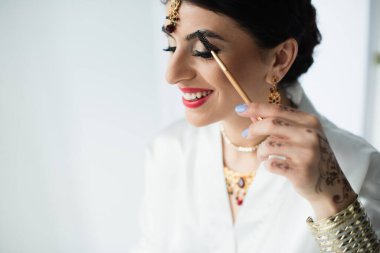 Mehndi stil kaşlı mutlu Hintli gelin beyaz kaşlı kozmetik fırça 