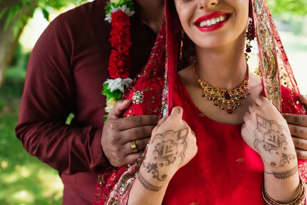 Recortado Vista Indio Hombre Abrazando Feliz Novia Rojo Sari — Foto de Stock