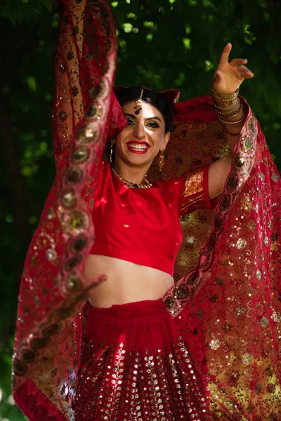 Ευτυχισμένη Ινδή Νύφη Κόκκινο Σάρι Και Παραδοσιακή Μαντίλα Στολίδι Που — Φωτογραφία Αρχείου
