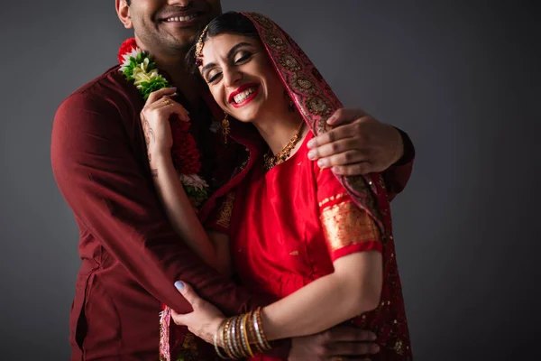 Hombre Indio Con Turbante Abrazando Novia Feliz Pañuelo Tradicional Aislado — Foto de Stock