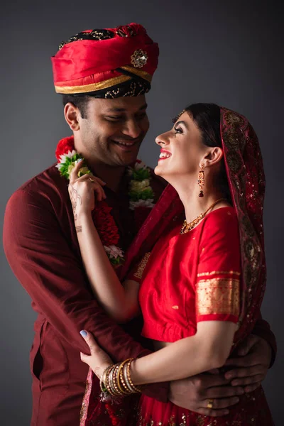 Veselý Indický Muž Turbanu Objímající Šťastnou Nevěstu Tradiční Šátek Izolované — Stock fotografie
