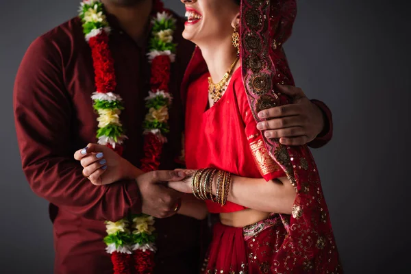 Vista Recortada Del Hombre Indio Guirnalda Floral Abrazando Novia Feliz — Foto de Stock