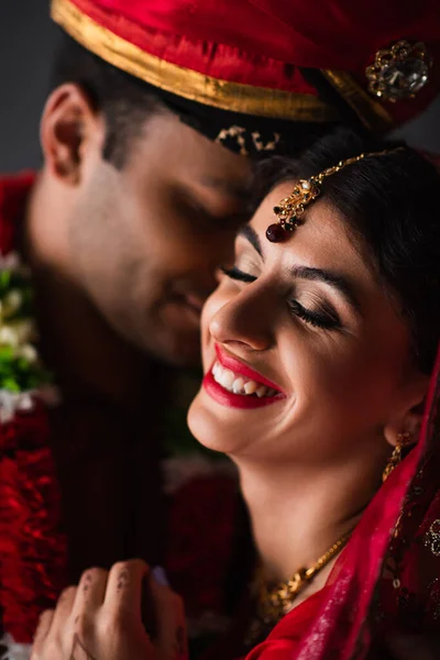 Verschwommener Indischer Mann Turban Neben Glücklicher Braut Mit Traditionellem Kopftuch — Stockfoto
