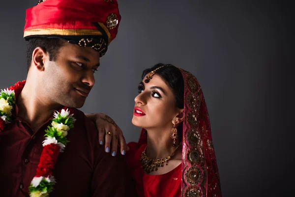 Indiase Man Tulband Kijken Naar Bruid Traditionele Hoofddoek Geïsoleerd Grijs — Stockfoto