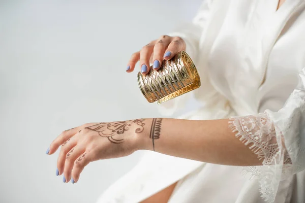 Cropped View Indian Woman Mehndi Hand Wearing Bracelet While Getting — Stock Photo, Image