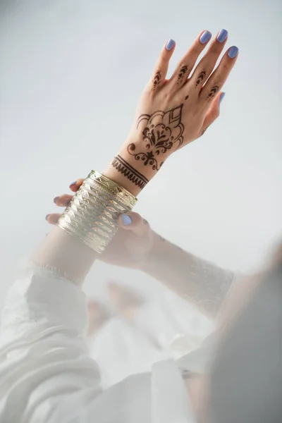 Partial View Indian Woman Mehndi Wearing Golden Bracelet While Getting — Stock Photo, Image