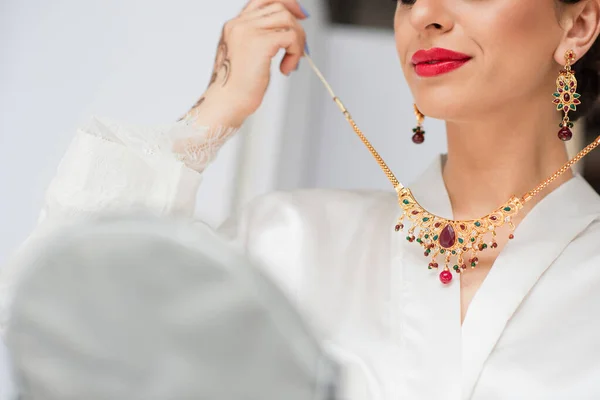 Cropped View Young Indian Bride Wearing Necklace White — Stock Photo, Image