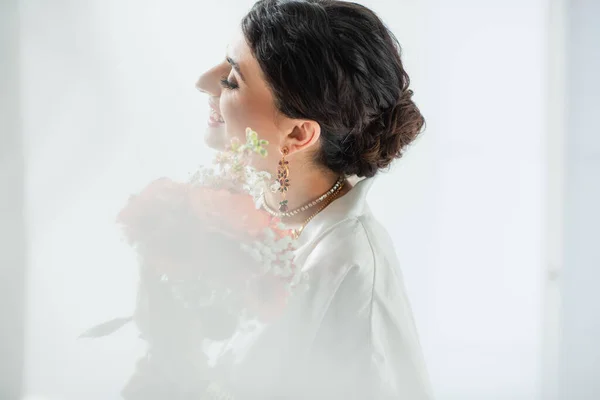 Boční Pohled Šťastnou Indickou Nevěstu Mehndi Držení Kytice Květin Bílém — Stock fotografie