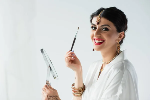 Happy Indian Bride Mehndi Holding Mirror Cosmetic Brush White — Stock Photo, Image