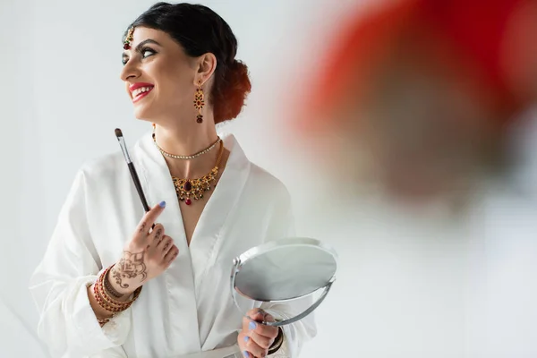 Vidám Indiai Menyasszony Mehndi Gazdaság Tükör Kozmetikai Kefe Fehér — Stock Fotó