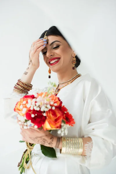 Jovem Noiva Indiana Positiva Com Mehndi Segurando Buquê Flores Branco — Fotografia de Stock