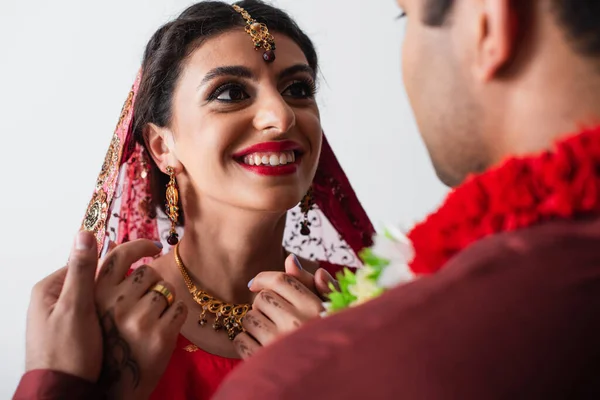 Šťastná Indická Nevěsta Šátku Při Pohledu Rozmazaný Ženich Izolované Bílém — Stock fotografie