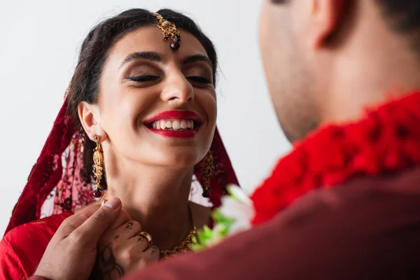 Felice Sposa Indiana Velo Tenendosi Mano Con Sfocato Sposo Isolato — Foto Stock