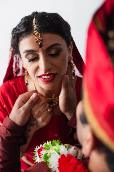 Rozmazaný Muž Dotýká Krku Indické Nevěsty Izolované Bílém — Stock fotografie