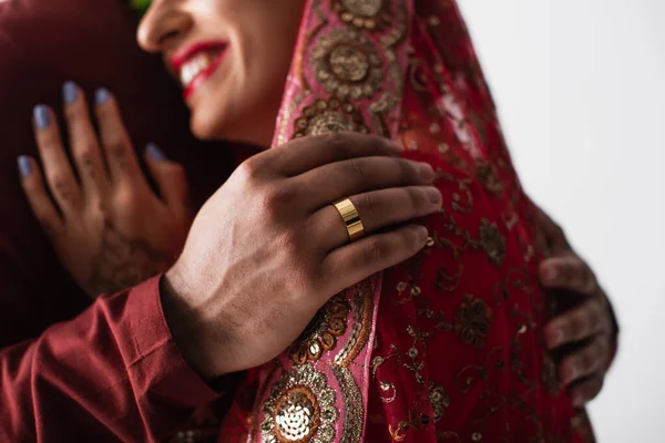 Ostříhaný Pohled Ženicha Zlatým Prstenem Prstu Objímající Šťastnou Indickou Nevěstu — Stock fotografie