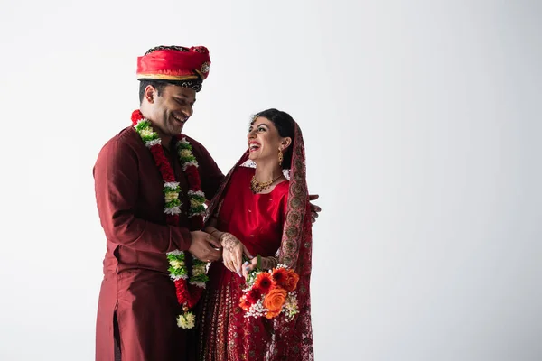 Heureux Homme Indien Turban Regardant Joyeuse Mariée Sari Avec Bouquet — Photo