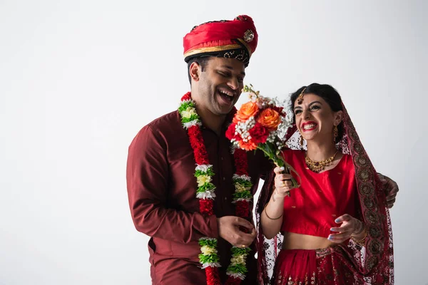 Joyeux Homme Indien Turban Regardant Mariée Sari Avec Bouquet Fleurs — Photo