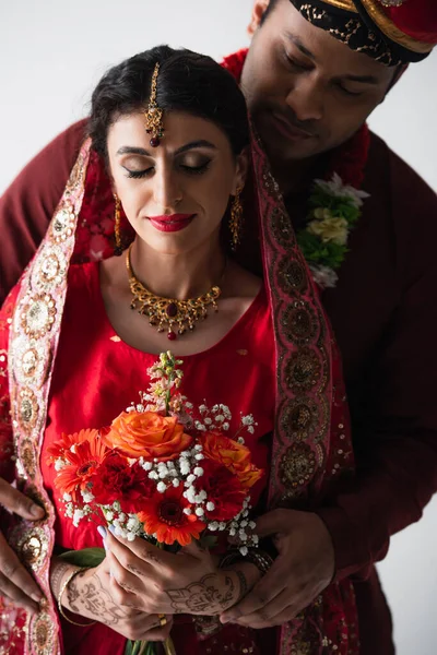 Indián Muž Turbanu Při Pohledu Krásnou Nevěstu Sárí Kyticí Květin — Stock fotografie