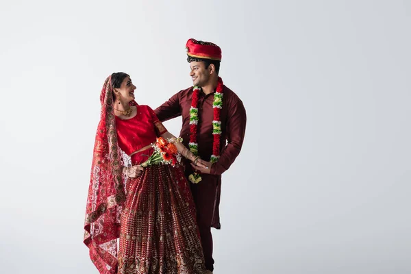 Uomo Indiano Sorridente Turbante Guardando Bella Sposa Sari Con Mazzo — Foto Stock