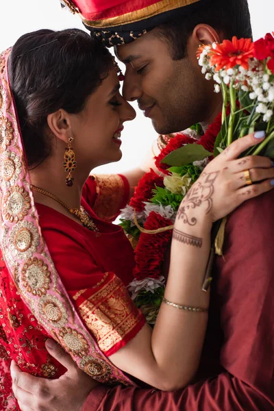 Vista Laterale Piacere Indiano Uomo Donna Abbraccio Sul Matrimonio Isolato — Foto Stock