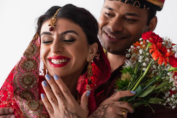 头戴头巾 模模糊糊的印地安人看着笑容满面的新娘 曼迪手里拿着白花 — 图库照片