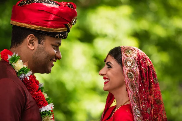 Boční Pohled Šťastný Indický Ženich Nevěsta Při Pohledu Sebe — Stock fotografie