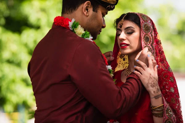 Sposo Indiano Regolazione Velo Sulla Sposa Sari — Foto Stock