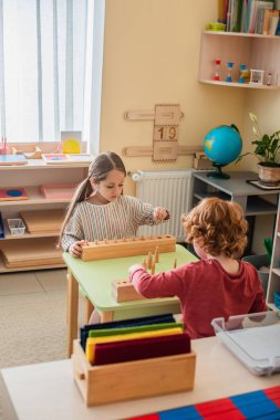 Montessori okulunda çocukların eğitimsel oyun oynamalarına yüksek açılı bakış açısı