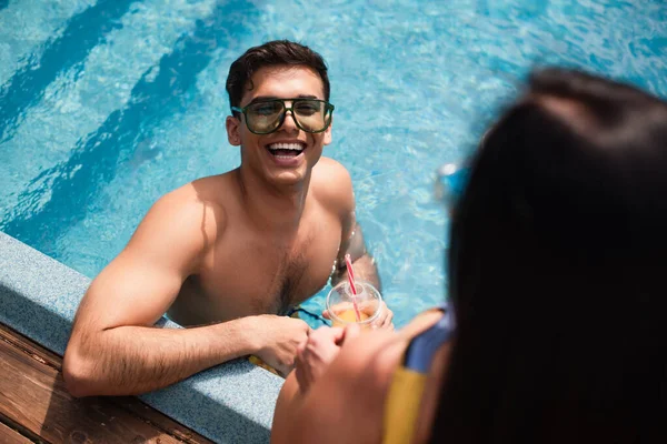 Overhead View Positive Man Sunglasses Holding Orange Juice Blurred Girlfriend — Stock Photo, Image