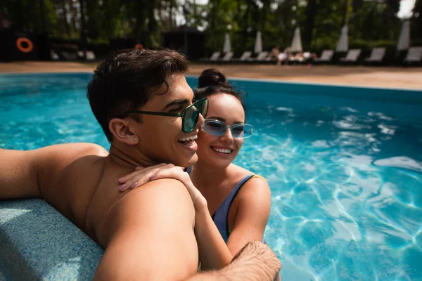 Pareja Joven Gafas Sol Mirando Hacia Otro Lado Piscina — Foto de Stock