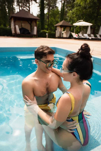 Coppia Allegra Occhiali Sole Che Abbraccia Piscina — Foto Stock