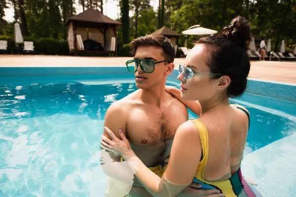 Coupe Joven Mirando Hacia Otro Lado Piscina — Foto de Stock