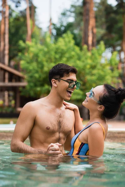 Fröhliches Paar Hält Händchen Während Schwimmbad Steht — Stockfoto