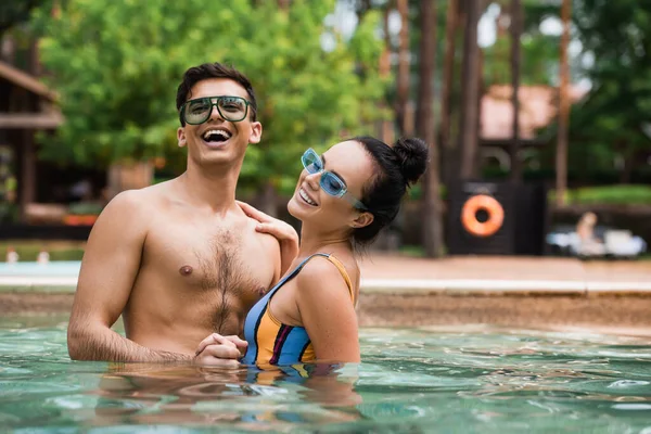 Smiling Woman Holding Hand Boyfriend Swimming Pool — Stock Photo, Image