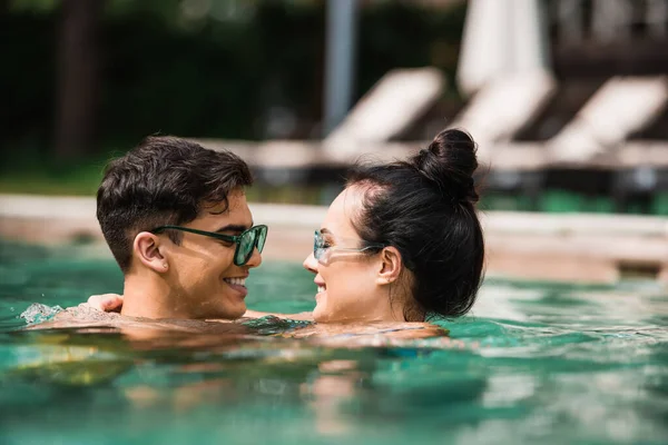 Zijaanzicht Van Mooie Brunette Vrouw Rusten Met Vriendje Wazig Zwembad — Stockfoto