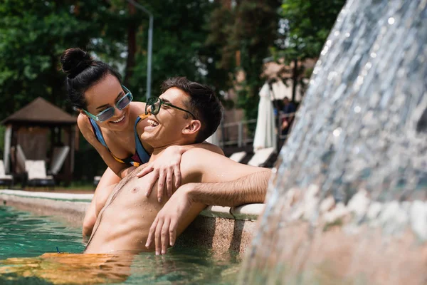 Pozitif Bir Çift Havuzda Çeşmenin Yanında Vakit Geçiriyor — Stok fotoğraf
