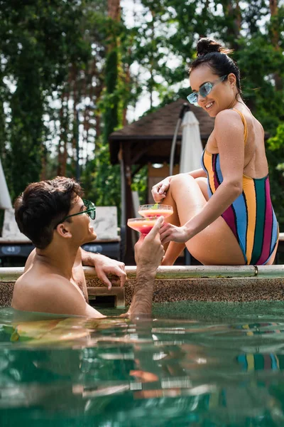 Homem Feliz Piscina Clinking Cocktail Com Namorada Durante Fim Semana — Fotografia de Stock