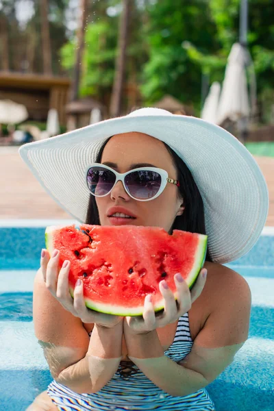 Jeune Femme Chapeau Soleil Tenant Une Délicieuse Pastèque Dans Piscine — Photo