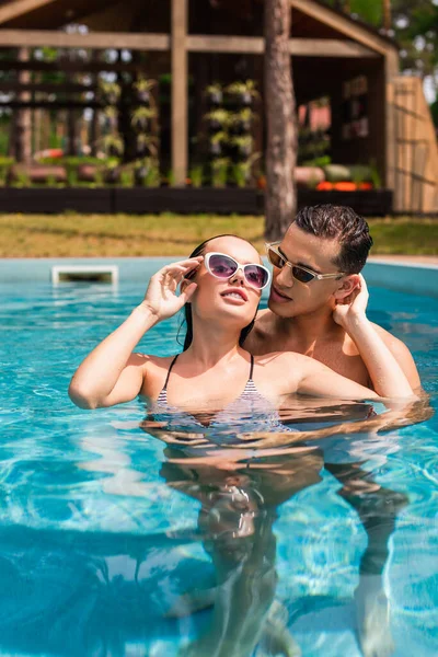 Uomo Occhiali Sole Rilassante Piscina Con Fidanzata Durante Vacanze — Foto Stock