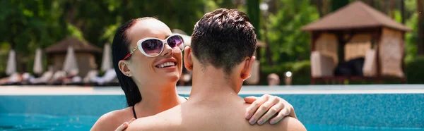 Donna Sorridente Che Abbraccia Fidanzato Senza Maglietta Sul Resort Striscione — Foto Stock