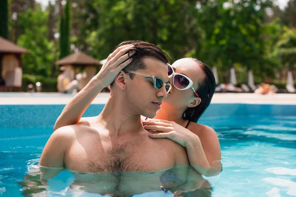 Joven Mujer Besando Húmedo Novio Piscina — Foto de Stock