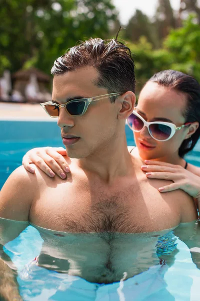 Blurred Woman Sunglasses Hugging Boyfriend Swimming Pool — Stock Photo, Image