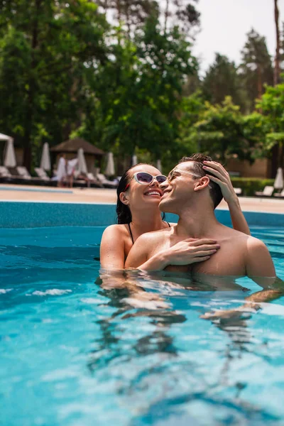 Glückliche Brünette Frau Mit Sonnenbrille Umarmt Jungen Freund Pool — Stockfoto