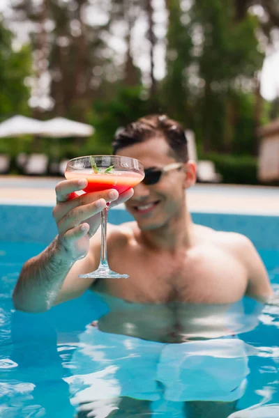 Cocktail Main Homme Flou Dans Piscine — Photo