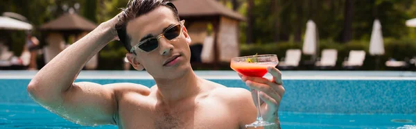 Young Man Holding Cocktail Adjusting Hair Swimming Pool Banner — Stock Photo, Image