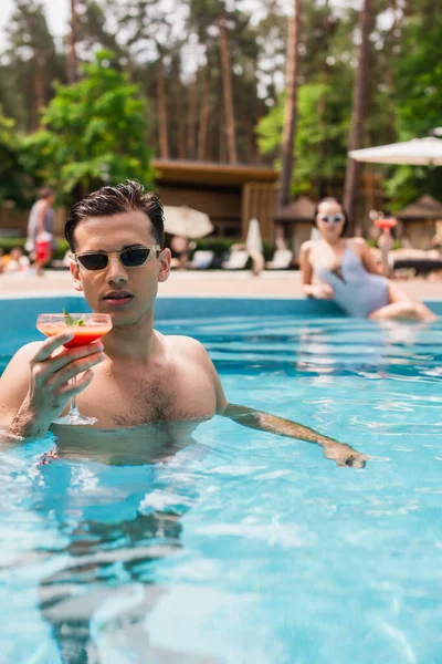 Man Sunglasses Holding Cocktail Outdoor Swimming Pool — Stock Photo, Image