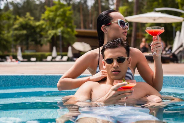 Man Sunglasses Holding Cocktail Brunette Girlfriend Swimming Pool — Stock Photo, Image