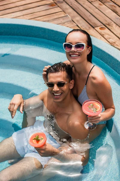 Vista Ángulo Alto Mujer Sonriente Gafas Sol Sosteniendo Vaso Cóctel — Foto de Stock