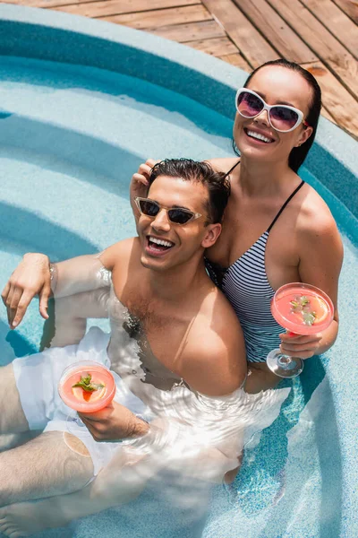 Vista Ángulo Alto Pareja Positiva Con Cócteles Relajantes Piscina Durante — Foto de Stock